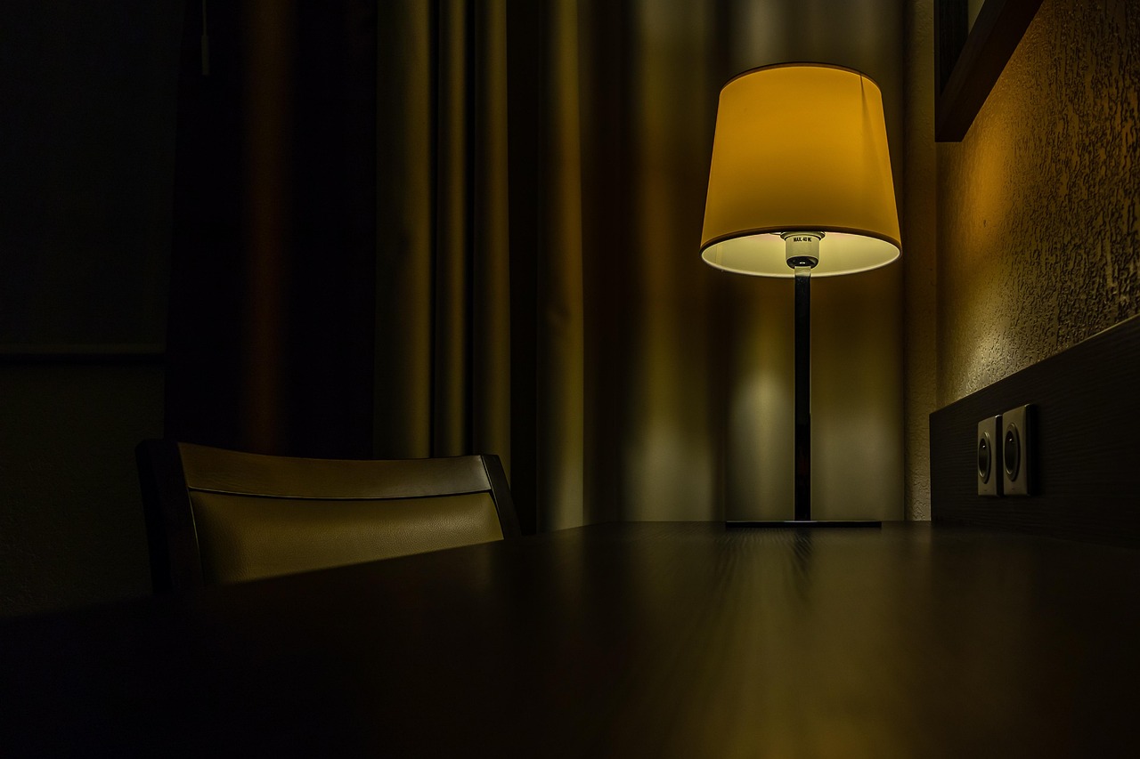 Test: Efficacia della luce della Table Lamp su diverse superfici